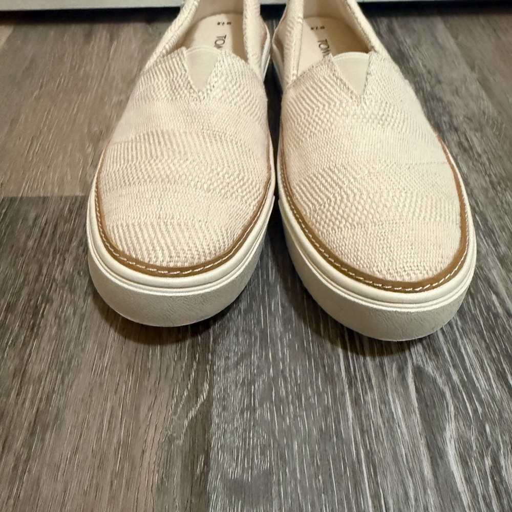 TOMS Women’s Beige Textured Slip-On Loafers